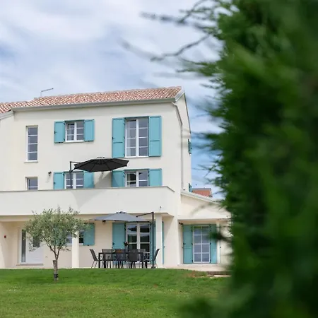 Apartment Emilia 2 *