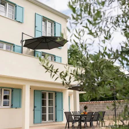 Apartment Emilia 2 *