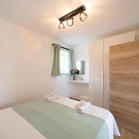 Apartment Emilia 2 *